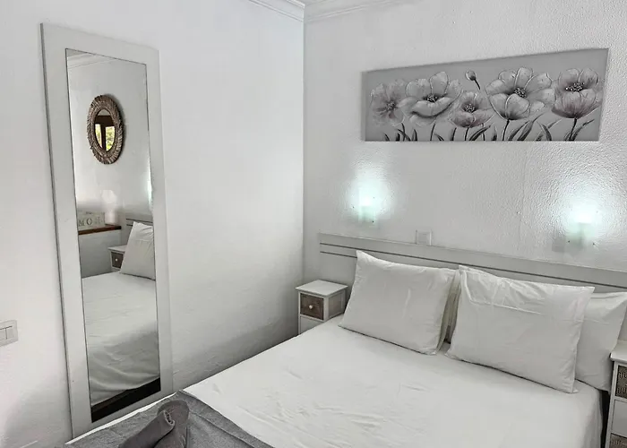 Tropical Terraza A La Piscina דירה