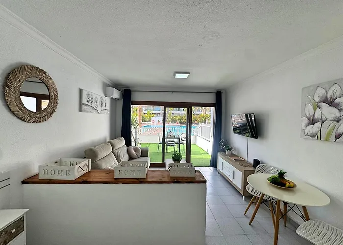 Tropical Terraza A La Piscina